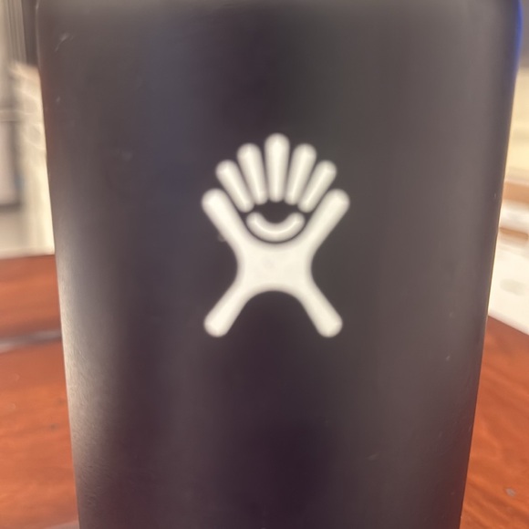 Hydro Flask Black Water Bottle 32 oz - Picture 3 of 7